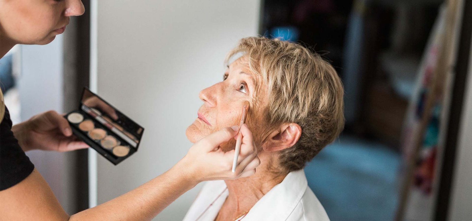 Une photo des coulisses montre le maquillage soigné de la grand-mère à Laétitia, capturée par Be Mika, soulignant l'importance des préparatifs de mariage.